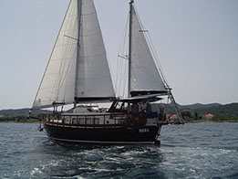 Segelyacht-mit-Skipper-Boot-Exterior-04