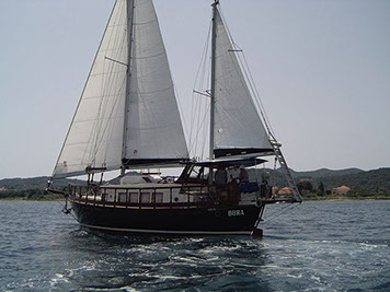 Segelyacht-mit-Skipper-Boot-Exterior-04